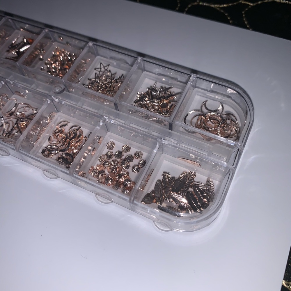 Gold Nail Art Shapes in clear box - Picture 5 of 7